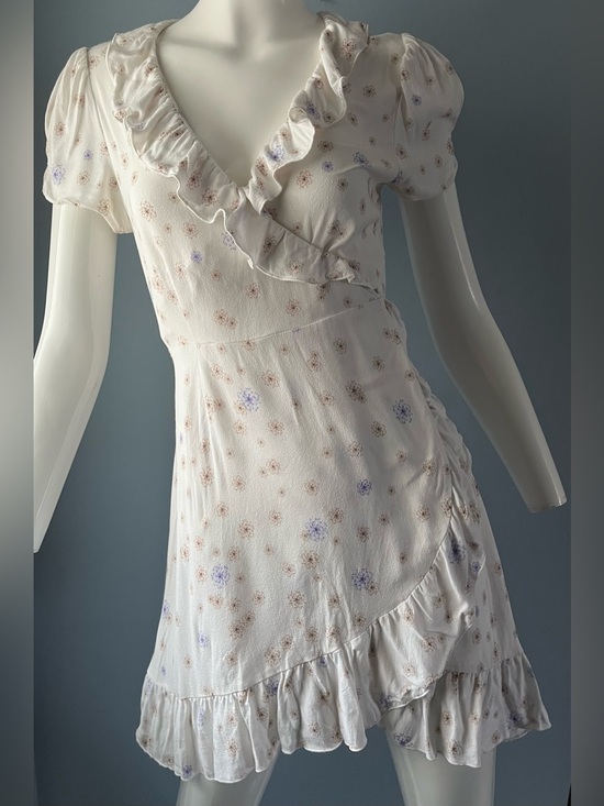 Sunday Best Dresses & Skirts - Sunday Best White Savoy Ruffle Hem Aritzia Mini Wrap Dress Floral Print Size S